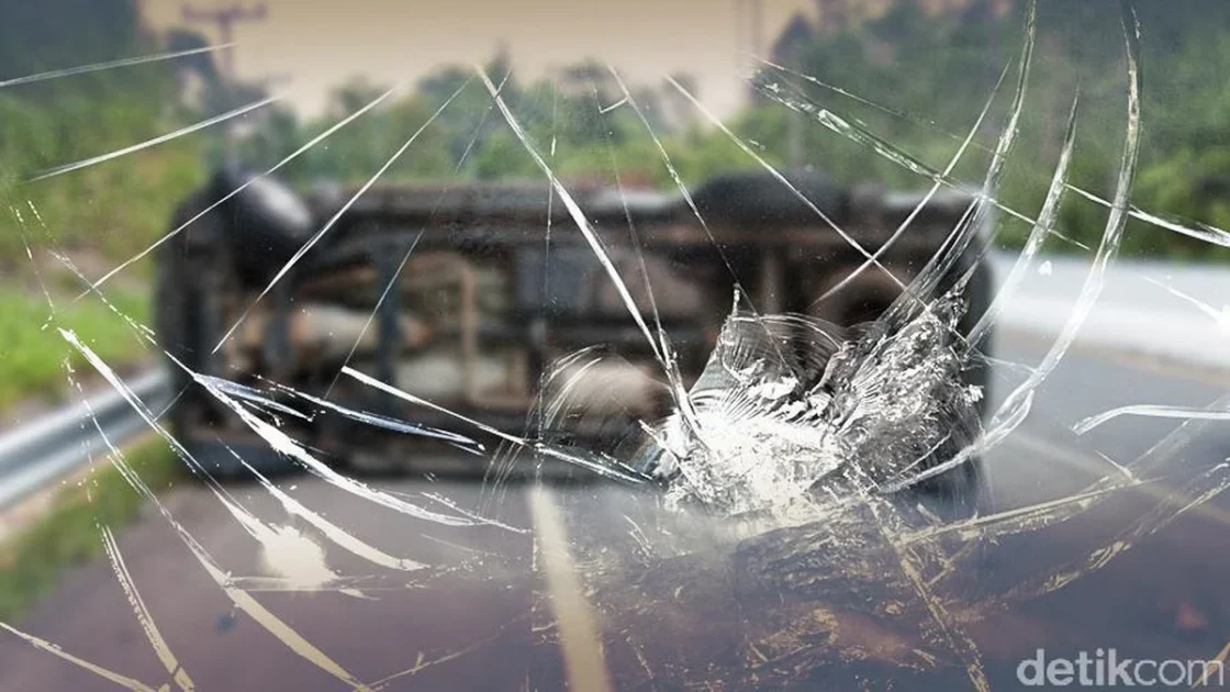 Truk Tanah Terguling Timpa Pemotor di Cempaka Putih Jakpus