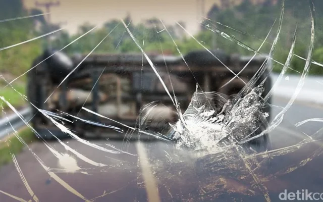 Truk Tanah Terguling Timpa Pemotor di Cempaka Putih Jakpus