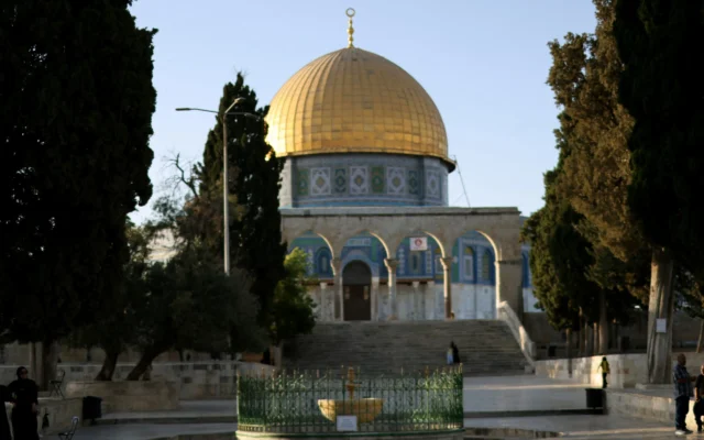 Warga Palestina Hadapi Larangan Masuk Masjid Al-Aqsa