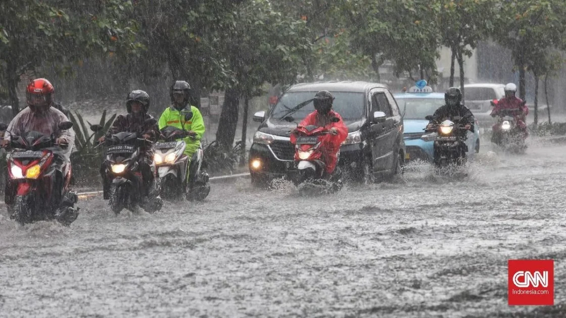 Jalan Mayor Oking Cibinong Banjir Parah, Motor Mogok