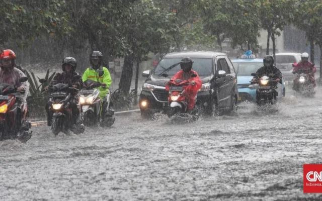 Jalan Mayor Oking Cibinong Banjir Parah, Motor Mogok