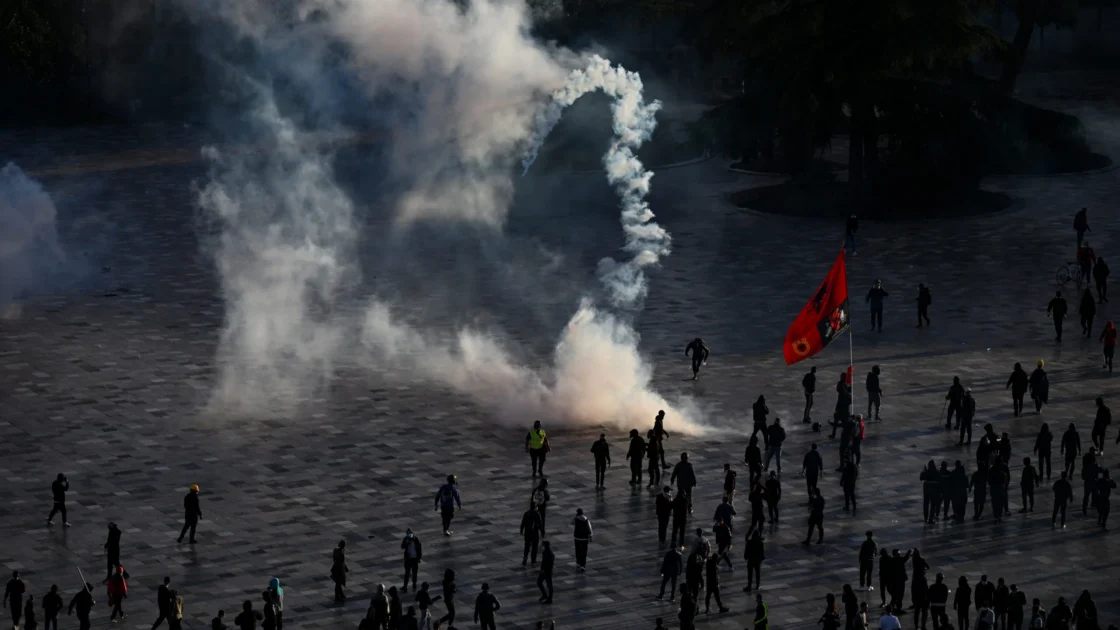 Bentrokan Warnai Demonstrasi Anti-Pemerintah Albania di Tirana