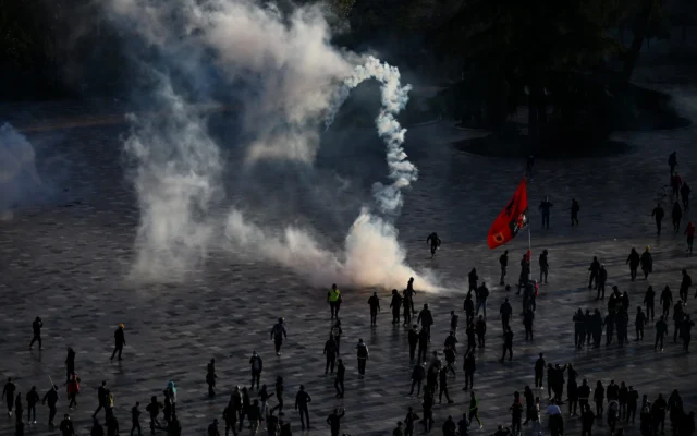 Bentrokan Warnai Demonstrasi Anti-Pemerintah Albania di Tirana