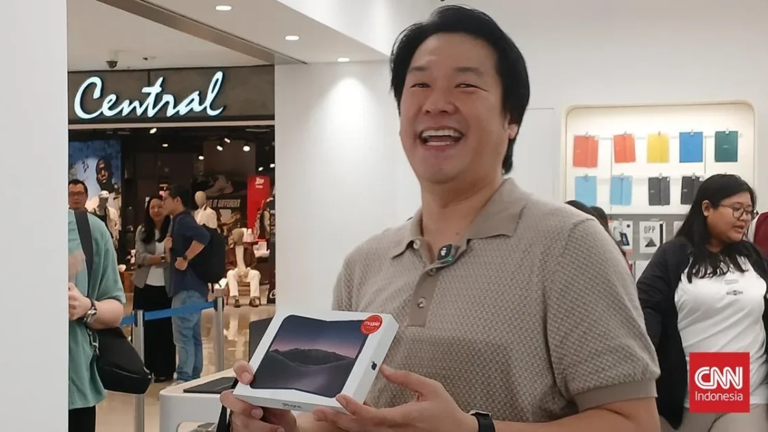 Cerita Pembeli Pertama iPhone Duo di Indonesia, Sekeluarga Ikut War