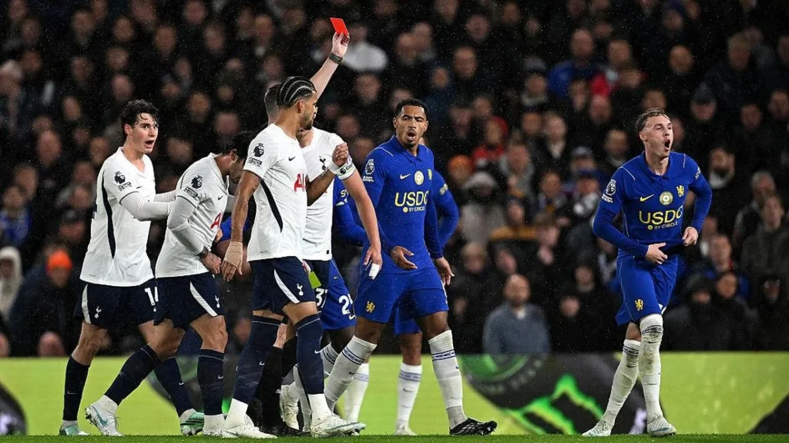 Chelsea Tumbang dari Tottenham Usai Palmer Dikartu Merah