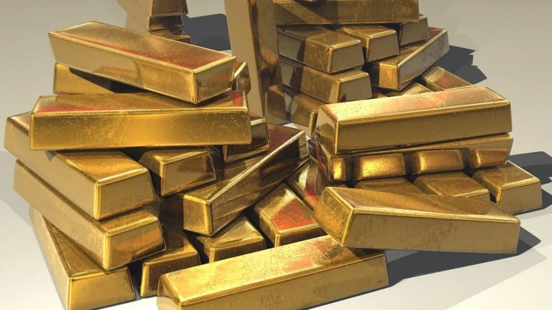 Harga Emas Naik 1 Persen Ditekan Minyak dan Suku Bunga AS