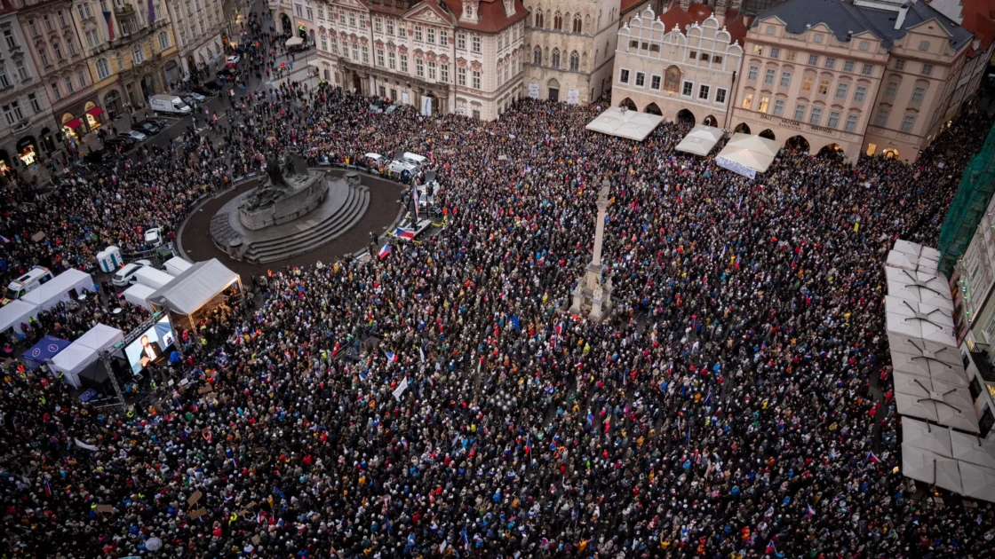 Ribuan Warga Praha Demo Protes Reformasi Pendanaan Media