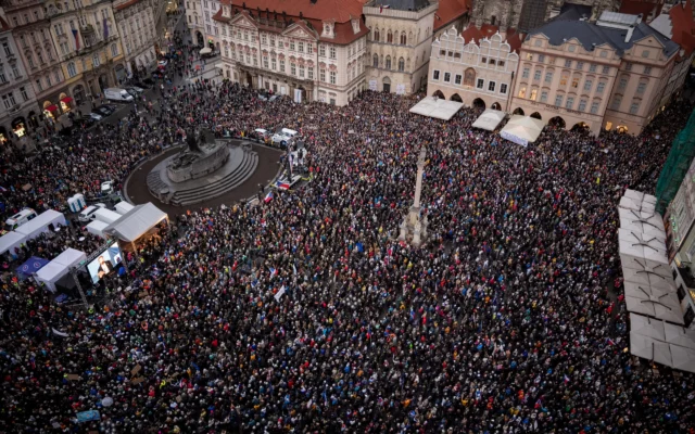 Ribuan Warga Praha Demo Protes Reformasi Pendanaan Media