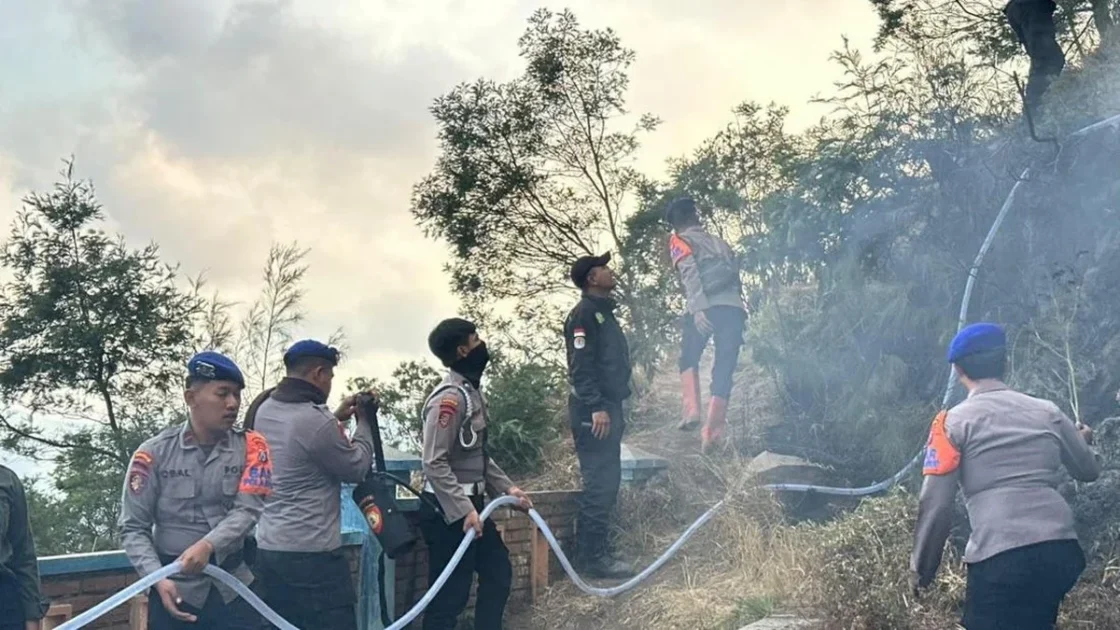 Polda Jatim Turun Tangan Bantu Padamkan Karhutla Bromo