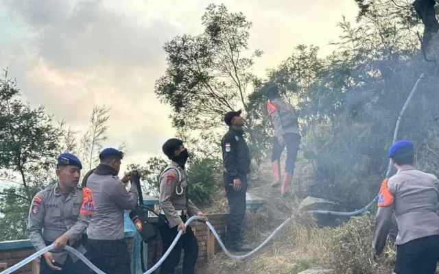 Polda Jatim Turun Tangan Bantu Padamkan Karhutla Bromo