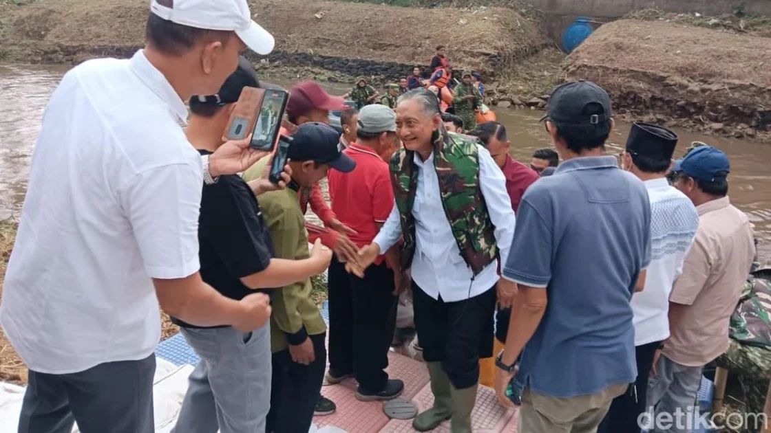 Menteri PU Tinjau Kali Angke, Temukan Masalah Ini