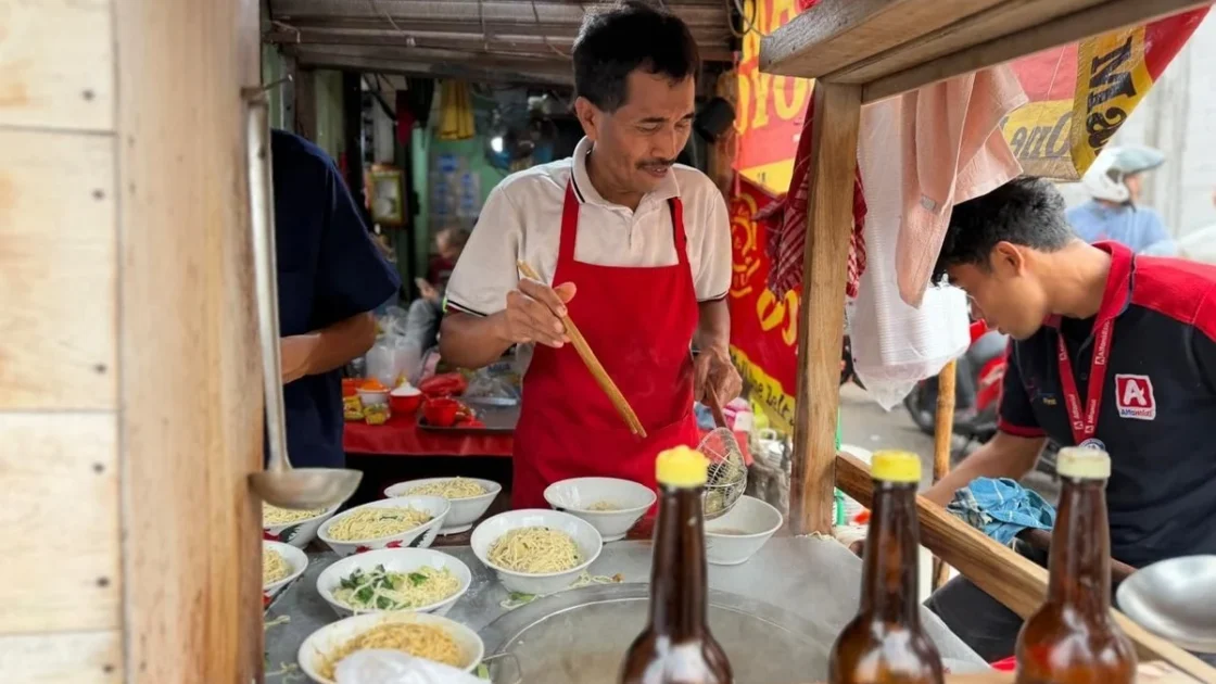 Mie Ayam Donoloyo: Langganan Bebi Romeo dan Laris Manis