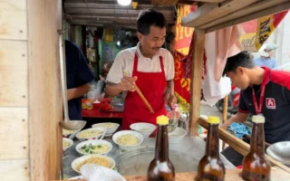 Mie Ayam Donoloyo: Langganan Bebi Romeo dan Laris Manis