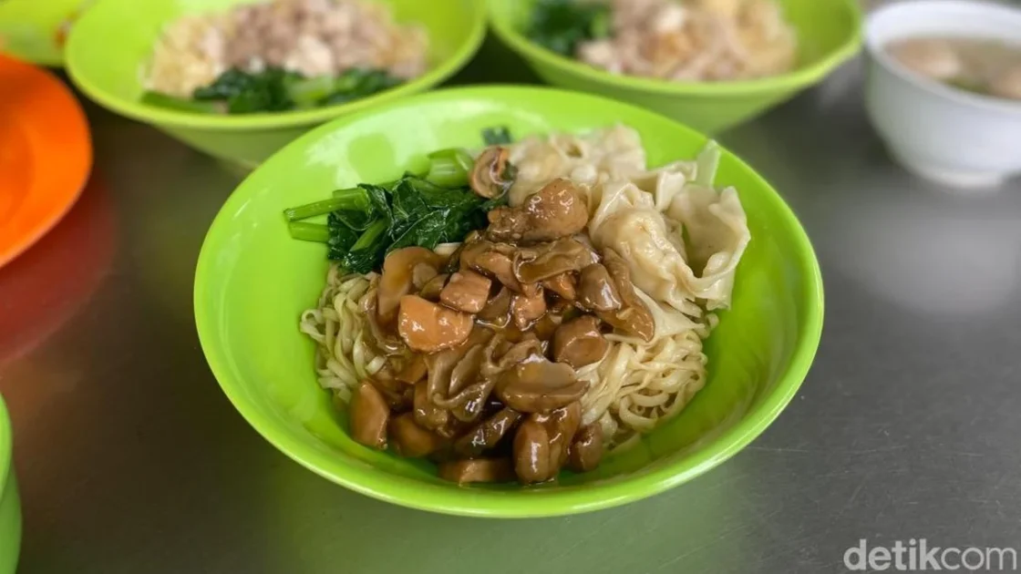 7 Rekomendasi Mie Ayam Legendaris di Jakarta Barat
