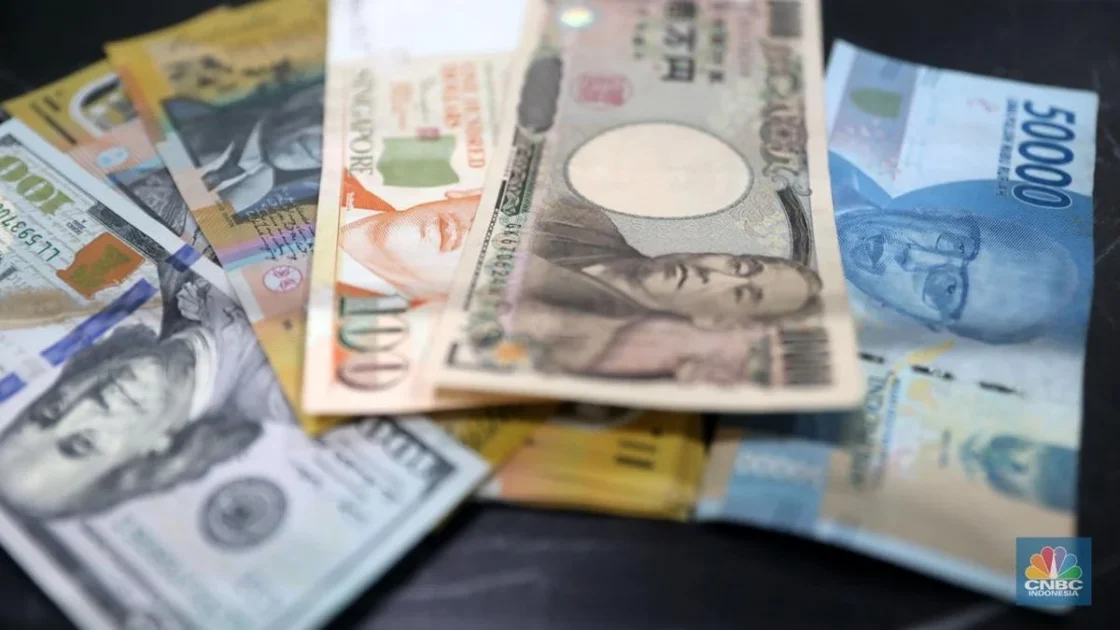 Ringgit Pimpin Mata Uang Asia, Rupiah Justru Terpuruk