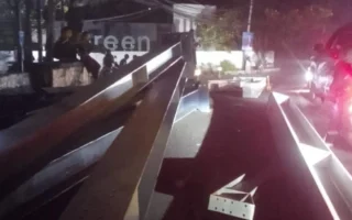 Muatan Tiang Baja Truk Hantam Mobil di Tangsel