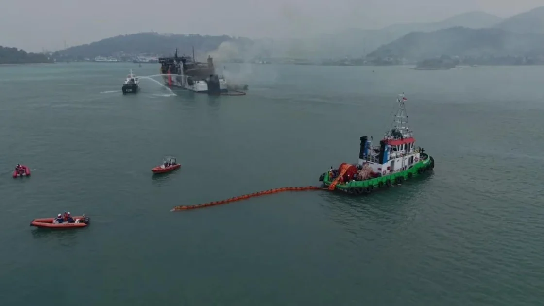 Pertamina Pasang Oil Boom di Sekitar Kapal Batumandi