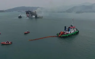 Pertamina Pasang Oil Boom di Sekitar Kapal Batumandi