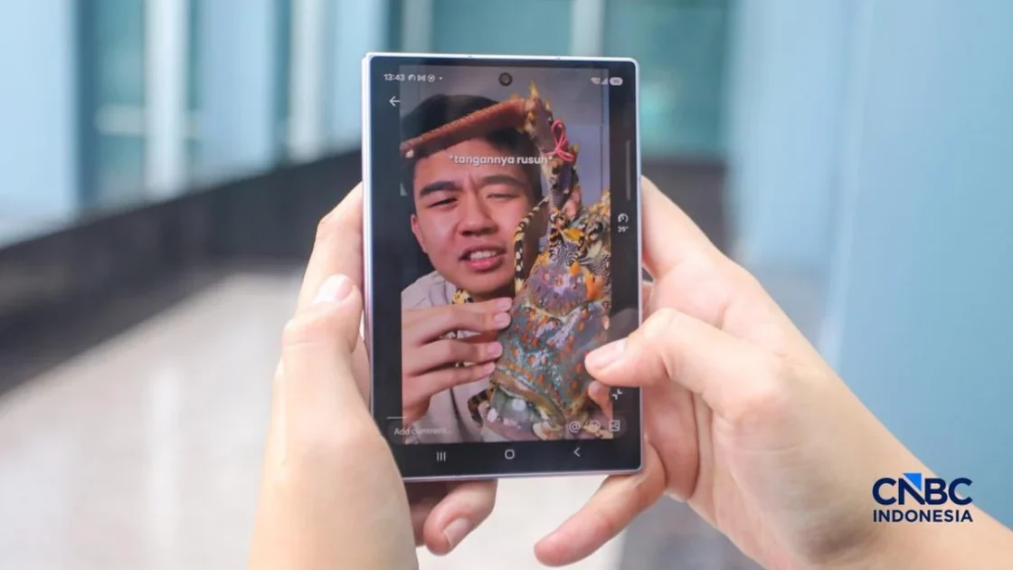 Adu Spesifikasi HP Lipat iPhone Duo vs Samsung Galaxy Z Fold8