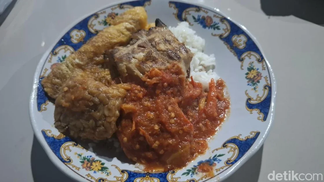 7 Rekomendasi Warung Sego Sambel Surabaya Murah dan Enak
