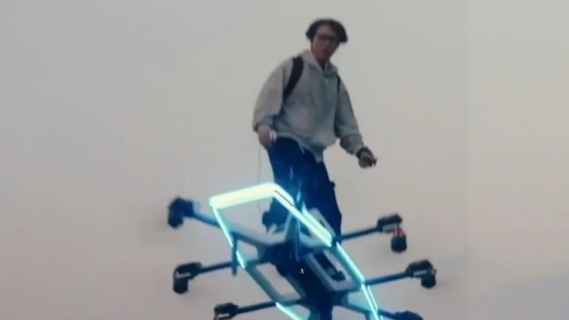 Pemuda China Ciptakan Hoverboard Mirip Green Goblin di Film