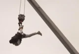 Aksi Ekstrem Pesulap Houdini II Meloloskan Diri di Ketinggian 27 Meter