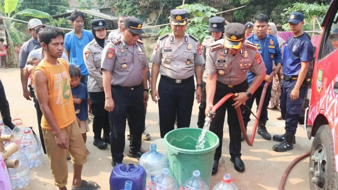 Desa Sindang Asih Tangerang Kekeringan, Polisi Salurkan Air