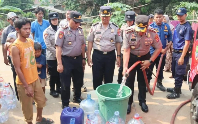 Desa Sindang Asih Tangerang Kekeringan, Polisi Salurkan Air